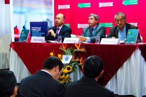 José Barrios Ipenza, Luis Calmell del Solar y Humberto Salaverry durante la presentación del libro Invertir en la Macrorregión Centro es Invertir en el Perú.